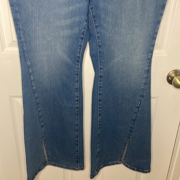 Good American Good Legs Flare Twisted Slit Jeans Size 30 NEW - Picture 4 of 7